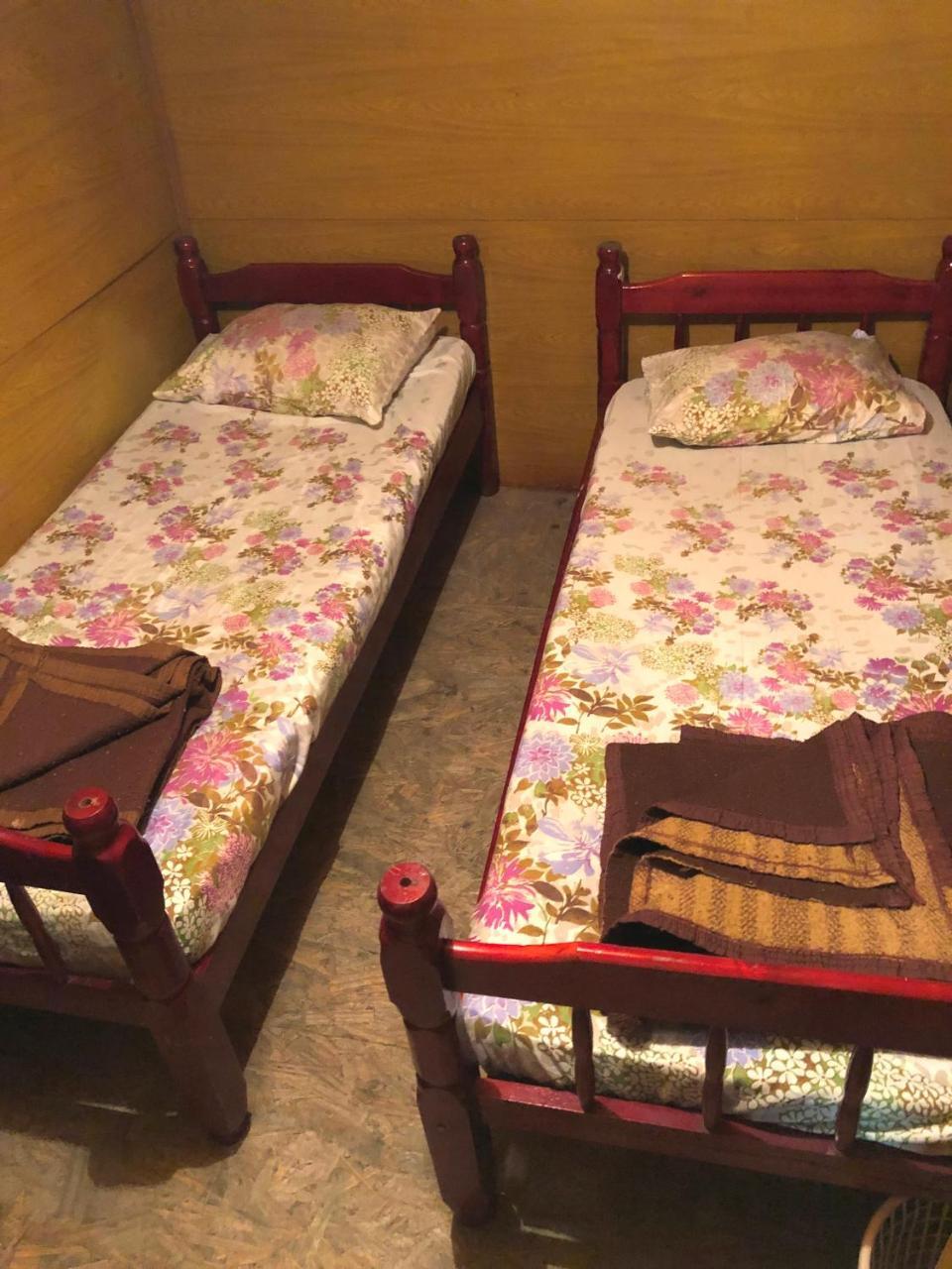 Quarto Econômico com 2 Camas de Solteiro